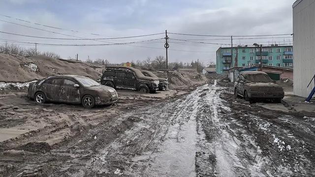 Abu vulkanik menutupi tanah di Distrik Ust-Kamchatsky setelah letusan gunung berapi Shiveluch di Semenanjung Kamchatka di timur jauh Rusia. (Kepala Ust-Kamchatsky Oleg Bondarenko via AP)