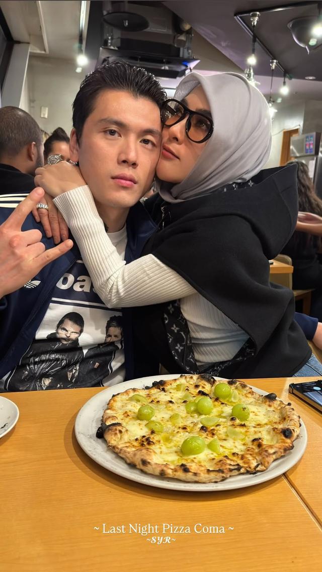 5 Potret gaya casual nan elegan Syahrini dan Reino Barack nonton konser Oasis di Jepang, serasi abis