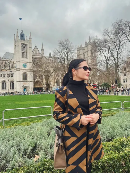 Selama berlibur ke negara-negara musim dingin tersebut, Prilly kerap tampil dengan jaket atau luaran untuk tetap hangat.   [@prillylatuconsina96]