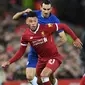 Gelandang Liverpool, Alex Oxlade-Chamberlain membawa bola dari kejaran bek Chelsea, Davide Zappacosta saat bertanding pada lanjutan Liga Inggris di Stadion Anfield, Inggris (25/11). Liverpool bermain imbang 1-1 atas Chelsea. (AFP Photo/Paul Ellis)