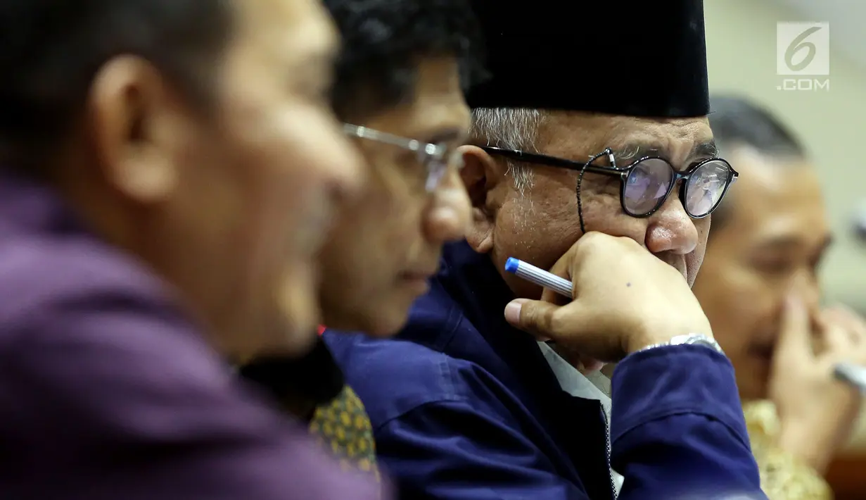 Ketua KPK, Agus Rahardjo menyimak pertanyaan Komisi III DPR dalam Rapat Dengar Pendapat di Kompleks Parlemen Senayan, Jakarta, Selasa (12/9). Rapat mendengarkan penjelasan mengenai mekanisme proses pengaduan masyarakat di KPK. (Liputan6.com/Johan Tallo)
