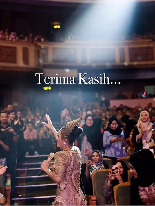 Keromantisan pasangan ini memunculkan banyak reaksi. Tidak sedikit juga yang mengaitkan dengan rumah tangga Anang Hermansyah dan Ashanty. Tidak sedikit juga yang mengkritik. (Instagram/krisdayantilemos)