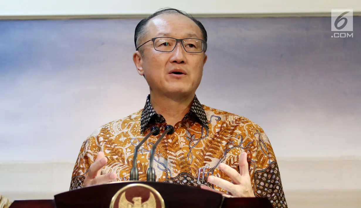 Presiden Bank Dunia Jim Yong Kim memberikan keterangan usai melakukan pertemuan dengan Presiden Joko Widodo (Jokowi) di Istana Merdeka, Jakarta, Rabu (26/7). Pertemuan itu membahas prioritas pembangunan Indonesia.  (Liputan6.com/Angga Yuniar)