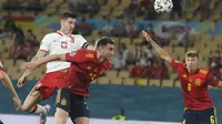 Pemain Polandia Robert Lewandowski mencetak gol ke gawang Spanyol dalam pertandingan Grup E Euro 2020 di Estadio Olímpico de Sevilla, Minggu, 20 Juni 2021. (David Ramos/Pool via AP)