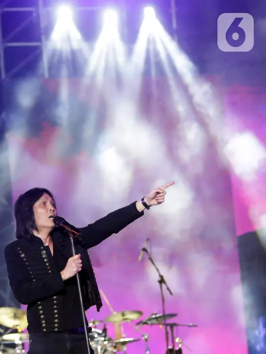 <p>Once tampil bersama grup band Dewa 19 pada konser bertajuk Pesta Rakyat 30 Years of Careers Dewa 19 di Jakarta International Stadium, Jakarta, Sabtu (4/2/2023). Once berhasil membuat riuah penonton dengan membawakan sejumlah lagu seperti &ldquo;Roman Picisan&rdquo;, &ldquo;Kosong&rdquo;, dan &ldquo;Cemburu&rdquo;. (Fimela.com/Bambang E. Purnama)</p>
