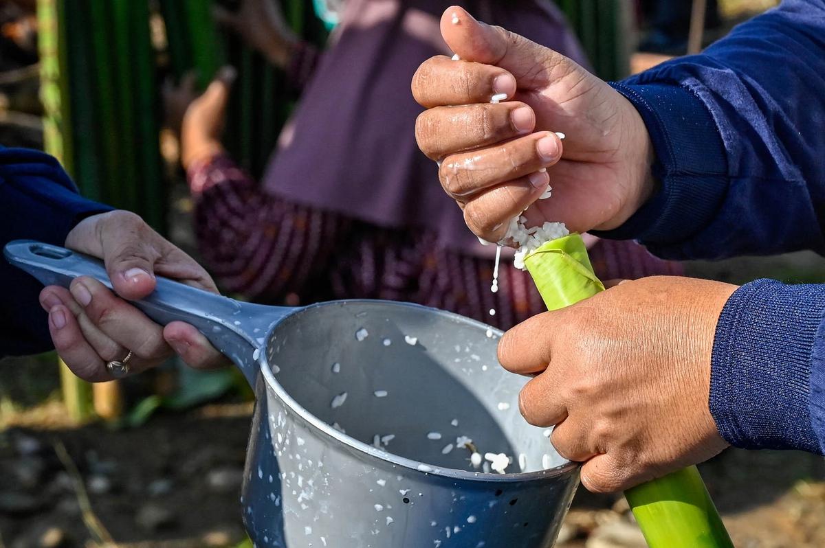 FOTO: Ribuan Warga Abdya Pecahkan Rekor Memasak Lemang Terbanyak