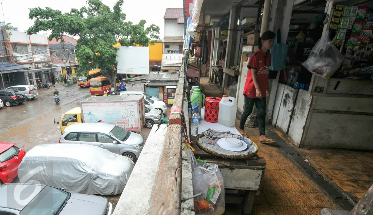 Kondisi lantai dua Pasar Blora, Jakarta, Kamis (17/12/2015). Rencananya Pemprov DKI akan membongkar pasar tradisional yang telah berdiri sejak 1971 itu untuk dijadikan Terminal Terpadu Dukuh Atas pada 2016 mendatang. (Liputan6.com/Yoppy Renato)