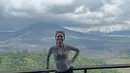 Berada di Kintamani, Acha mengenakan sport look. Mengenakan jaket abu-abu dengan inner. Dipadukan legging hitam senada dengan sneakersnya. [@septriasaacha]