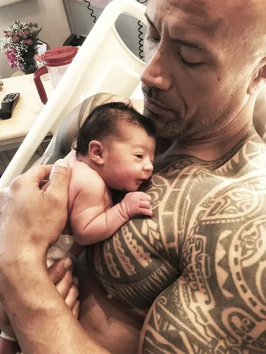 Ini ketika anak ketiga Dwayne Johnson lahir, Tiana. (instagram/therock)