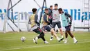 Para pemain Bayern Munchen saat mengikuti sesi latihan tim di Munich, Jerman selatan (24/11/2020). Munchen akan bertanding melawan Salzburg pada Grup A Liga Champions di Allianz Arena. (AFP/Marco Donato)