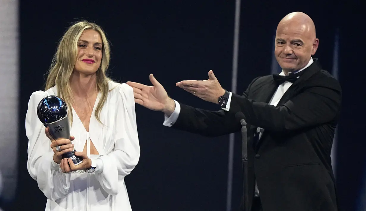 <p>Alexia Putellas (kiri) menerima penghargaan sebagai Pemain Wanita FIFA Terbaik dari Presiden FIFA Gianni Infantino pada acara yang berlangsung di Paris, Prancis, Senin (28/02/2023) WIB. Putellas sukses mengalahkan dua pesaingnya Alex Morgan dan Beth Mead. (AP Photo/Michel Euler)</p>