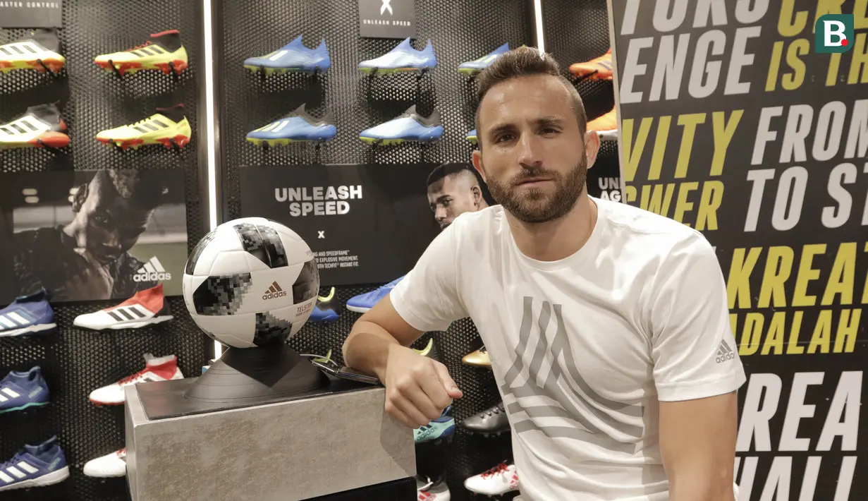 Striker Bali United, Ilija Spasojevic, berpose saat peluncuran sepatu Adidas di Fisik Footbal, Grand Indonesia, Jakarta, Jumat (22/6/2018).  (Bola.com/M Iqbal Ichsan)