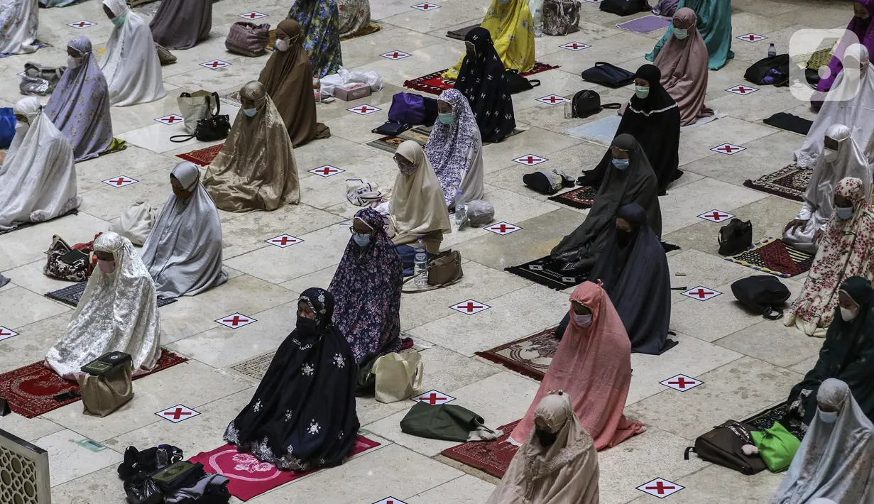 Umat muslim melaksanakan salat tarawih di Masjid Istiqlal, Jakarta, Senin (12/4/2021). Pemerintah menetapkan awal puasa atau 1 Ramadan 1442 H jatuh pada 13 April 2021 berdasarkan keputusan bulat dari berbagai ormas Islam hingga ahli astronomi dalam Sidang Isbat. (Liputan6.com/Johan Tallo)
