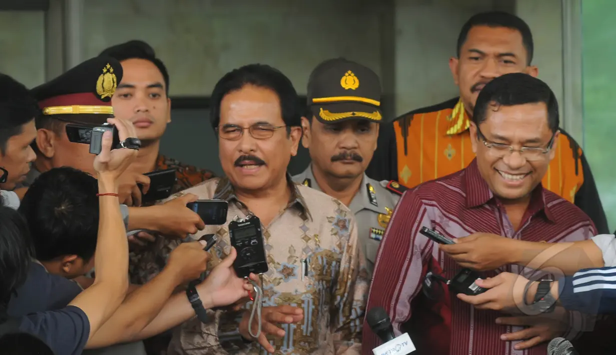 Menko Perekonomian Sofyan Djalil dan Menteri Perindustrian Saleh Husin menjawab pertanyaan wartawan usai Rapat Koordinasi dengan pimpinan KPK, di Gedung KPK, Jakarta, Kamis (19/3/2015). (Liputan6.com/Herman Zakharia)