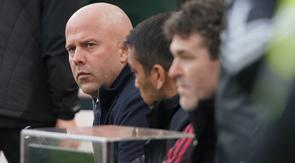 Pelatih Liverpool, Arne Slot, menunggu dimulainya pertandingan Premier League Inggris antara Liverpool dan Nottingham Forest di Liverpool, Inggris, Sabtu, 22 November 2025. (Foto AP/Ian Hodgson)