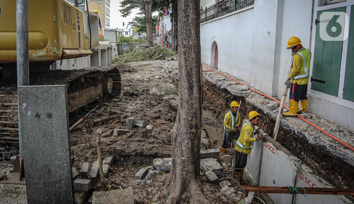 Aktivitas pembongkaran jalur pedestrian di kawasan Kota Tua, Jakarta, Rabu (23/3/2022). Pemprov DKI Jakarta merevitalisasi pedestrian Kota Tua menjadi plaza pedestrian untuk mendukung program zona rendah emisi di destinasi wisata sejarah tersebut. (Liputan6.com/Faizal Fanani)