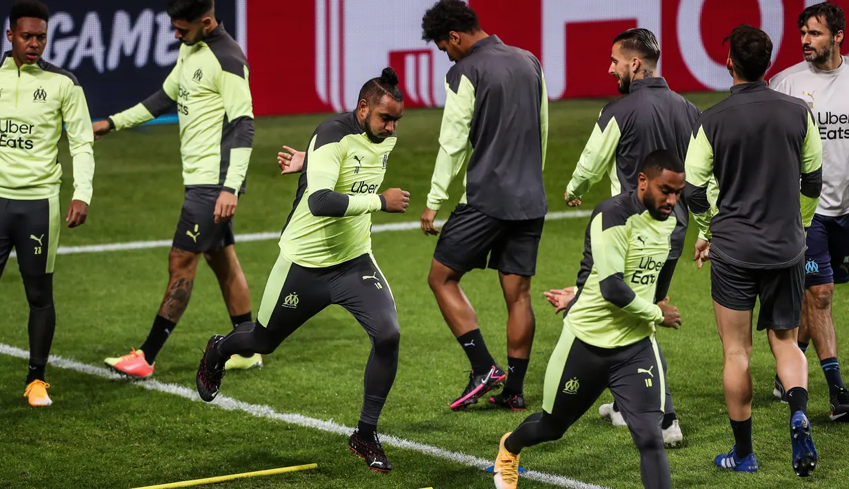 Gelandang Marseille, Dimitri Payet (ketiga kiri), bek Jordan Amavi (ketiga kanan) saat mengikuti latihan di stadion Dragao di Porto (2/11/2020). Marseille akan bertanding melawan Porto pada  Grup C Liga Champions di di Estadion Do Dragao, Portugal. (AFP/Carlos Costa)