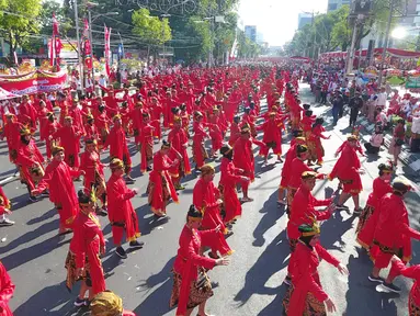 Sebanyak 24.000 peserta meramaikan Joged Bareng Goyang Semarangan memeriahkan HUT ke 472 Kota Semarang di Jalan Pemuda, Semarang, Kamis (2/5/2019). Joged Bareng Tari Semarangan diikuti para ASN pemkot, TNI/Polri hingga pelajar. (Liputan6.com/Gholib)