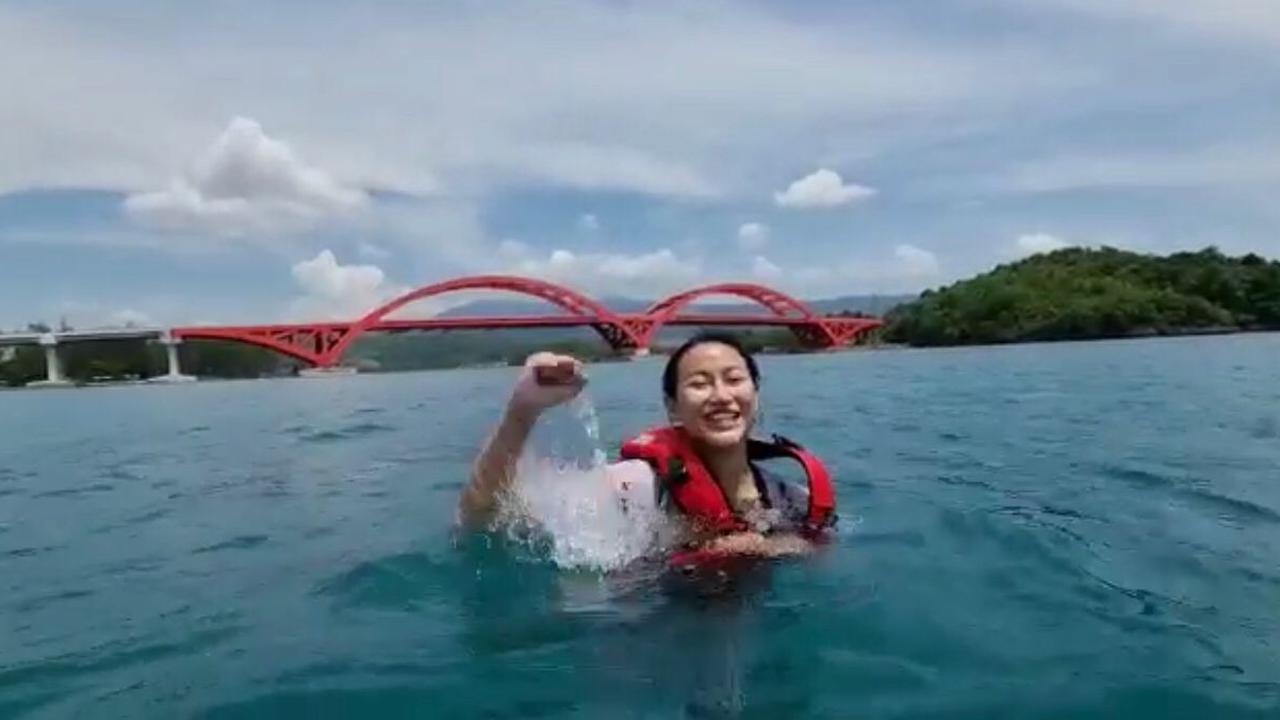 Putri Indonesia 2020 Renang di Bawah Jembatan Youtefa Papua