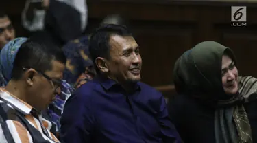 Mantan Gubernur Sumut Gatot Pujo sebelum memberi kesaksian di sidang lanjutan kasus suap DPRD Sumut dengan terdakwa Rijal Sirait, Fadly Nurzal, Rooslynda Marpaung dan Rinawati Sianturi di Pengadilan Tipikor, Jakarta (5/12). (Liputan6.com/Herman Zakharia)