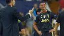 Pemain Juventus, Cristiano Ronaldo bereaksi setelah menerima kartu merah saat melawan Valencia pada matchday pertama Grup H Liga Champions, di Stadion Mestalla, Rabu (19/9). Ronaldo dianggap melakukan pelanggaran terhadap Jeison Murillo. (AFP/JOSE JORDAN)