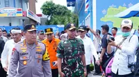 Panglima TNI Jenderal Agus Subiyanto dan Kapolri Jenderal Listyo Sigit Prabowo melakukan peninjauan kesiapan arus mudik Lebaran 2025 di Rest Area KM 57 Tol Jakarta-Cikampek dan Dermaga Eksekutif Pelabuhan Merak, Rabu (26/3/2025). (Dok: Puspen TNI).