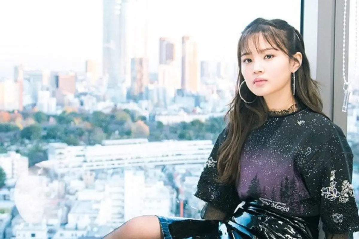 [Bintang] Hadiri Seoul Fashion Week, Lee Hi Tampil Glowing di Bangku Front Row