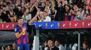Momen emosional langsung menyelimuti markas Barcelona setelah Robert Lewandowski menyampaikan salam perpisahan kepada para pendukung. (AP Photo/Joan Mateu Parra)