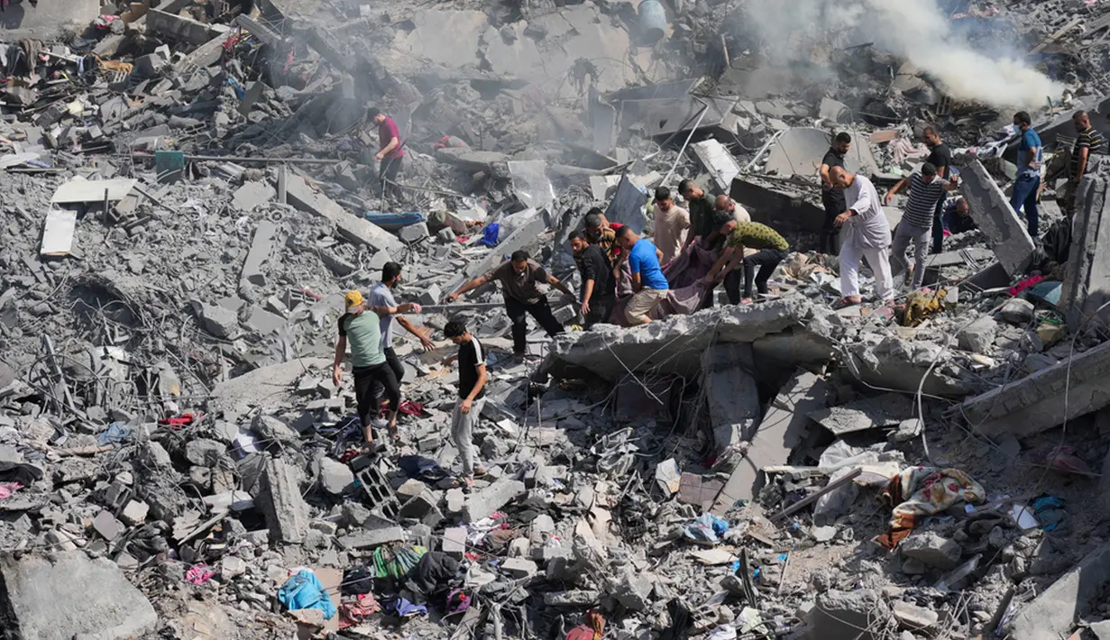 Krisis air bersih dan makanan pun melanda Jalur Gaza setelah Israel menyetop seluruh pasokan untuk kebutuhan hidup. (AP Photo/Hatem Moussa)