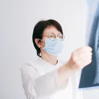 Buku berjudul Bersahabat dengan Kanker Paru menyerukan dorongan untuk menjadikan kanker paru sebagai prioritas nasional.  | pexels.com/@shvetsa