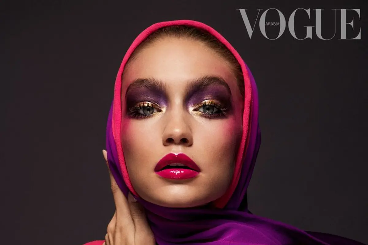 Gigi Hadid mengenakan kerudung untuk Vogue Arabia. (Foto: Vogue)