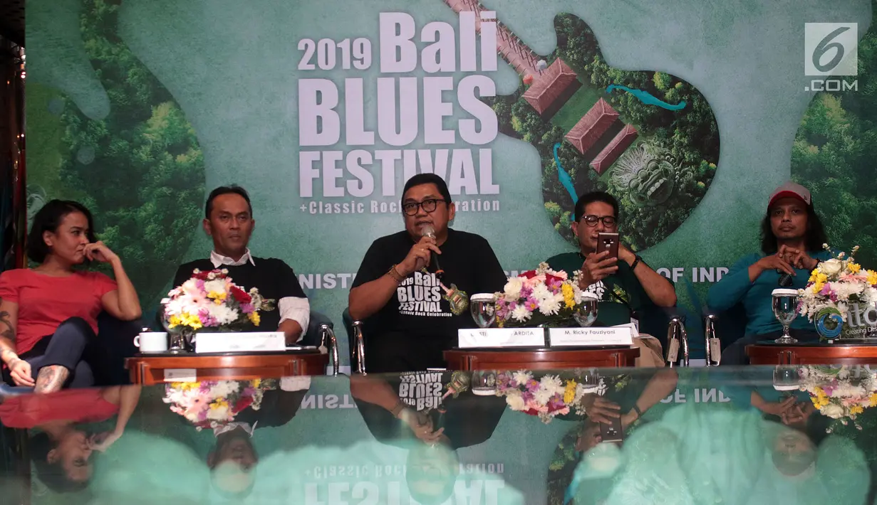 Managing Director The Nusa Dua I Gusti Ngurah Ardita (tengah) memberi keterangan pers "Road to Bali Blues Festival 2019", Jakarta, Rabu (10/7/2019). Bali Blues Festival 2019 akan menampilkan sejumlah musisi ternama di tanah air, beberapa diantaranya Gugun Blues Shelter ft Emmy Tobing. (Liputan6.com/
