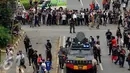 Petugas Gegana Polri melakukan penjagaan di sekitar pos polisi di perempatan Sarinah Jl MH Thamrin, Jakarta, Kamis (14/1/2016). Pasca ledakan, aparat Gegana langsung melokalisir tempat kejadian perkara (TKP). (Liputan6.com/Helmi Fithriansyah)