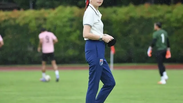 Madam Pang Mendampingi Timnas Berlatih di Bishan Stadium, Singapura.