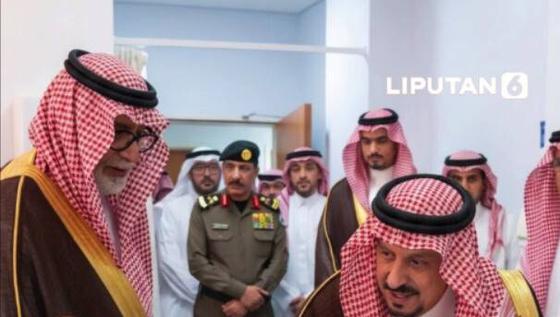 Momen Pangeran Beri Bunga pada Korban Ledakan Bandara Riyadh