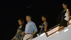 Malia Obama, putri sulung presiden Amerika Serikat yang mengenakan balutan dress hitam putih (belakang) ini tertangkap kamera saat akan ke sebuah restoran di LA bersama teman-temannya, Senin, (08/07/14), (AFP PHOTO/Jewel Samad)