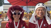 Dua warga Indonesia, Albertus Paulina dan Albertus hadir dan menyaksikan langsung pergelaran Piala Dunia 2022 di Qatar. (Bola.com/Ade Yusuf Satria)