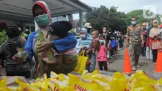 Seorang ibu membawa anaknya membeli minyak goreng kemasan saat operasi pasar minyak goreng murah di Kantor Kecamatan Pamulang, Tangerang Selatan, Selasa (11/1/20222). Minyak murah itu dijual dengan harga Rp14 ribu per liter dan hanya diperbolehkan membeli sebanyak 2 liter. (merdeka.com/Arie Basuki)