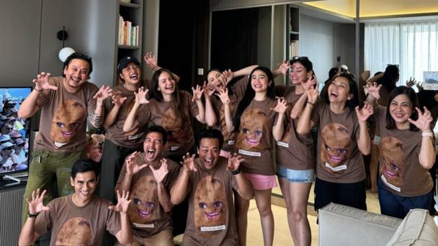 7 Potret Kejutan Ultah Enzy Storia dari Sahabat, Seru Pakai Kaos Gambar Kentang