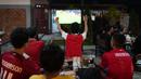 Fans Arsenal bersorak saat The Gunners mencetak gol ke gawang Burnley dalam acara nonton bareng Liga Inggris bertajuk Roaring Night yang dipersembahkan oleh jaringan hemat dan cepat Tri di Kafe Stay With Me, Pangkalpinang, Sabtu (11/11/2023). (Istimewa)