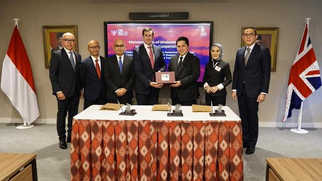 Menteri BUMN Erick Thohir menyaksikan penandatanganan nota kesepahaman antara Pertamina Group dengan perusahaan Eropa Trafigura di London, Inggris, Jumat (30/9/2022). (Dok KBUMN)