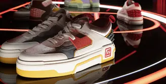 Mengambil inspirasi dari gaya tahun 90an yang berani, siluet ini memberi penghormatan kepada sepatu basket dan skate ikonik pada era tersebut. [Foto: Instagram/ Christian Louboutin]