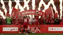 <p>Gelandang Liverpool Jordan Henderson mengangkat trofi Piala FA 2021/2022 dan berselebrasi setelah menang atas Chelsea paad partai final di Stadion Wembley pada Minggu (16/5/2022) dini hari WIB. Liverpool sukses menjuarai Piala FA 2021/2022 mengalahkan Chelsea lewat adu penalti 6-5. (AP Photo/Ian Walton)</p>