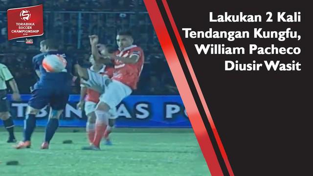 William Pacheco diusir wasit setelah 2 kali melakukan aksi berbahaya. Esteban Vizcarra dan Srdan Lopicic menjadi korban tendangan kungfunya.