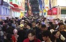 FOTO: Padatnya Hari Pertama Pembukaan Jakarta Fair 2024, Ribuan Pengunjung Sesaki JIExpo Kemayoran