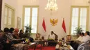 Suasana pertemuan antara Presiden Jokowi dengan jajaran Dewan Komisioner Otoritas Jasa Keuangan (OJK) di Istana Merdeka, Jakarta, Jumat (31/10/2014). (Liputan6.com/Herman Zakharia)