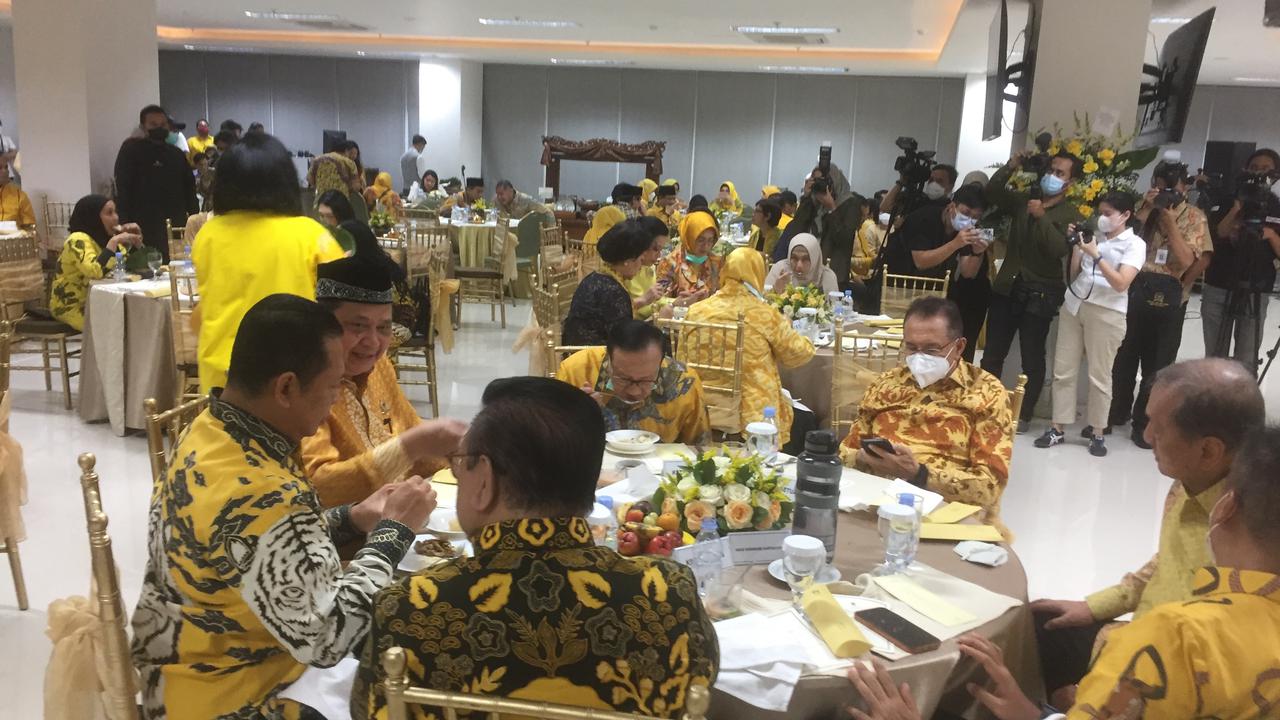 Ketua Umum (Ketum) Partai Golkar Airlangga Hartarto bahagia bisa melihat para pengurus partai dari tingkat provinsi dan para senior Partai Golkar saat acara silaturahmi tatap muka.