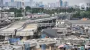 Pekerja menyelesaikan proyek pembangunan Jalan Tol Bekasi-Cawang-Kampung Melayu (Becakayu) Seksi 1, D.I Panjaitan, Jakarta, Kamis (18/11/2021). BPJT mendata hingga akhir kuartal III/2021 perkembangan pembangunan Tol Becakayu Seksi 1 saat ini mencapai 95,54 persen. (merdeka.com/Iqbal S Nugroho)