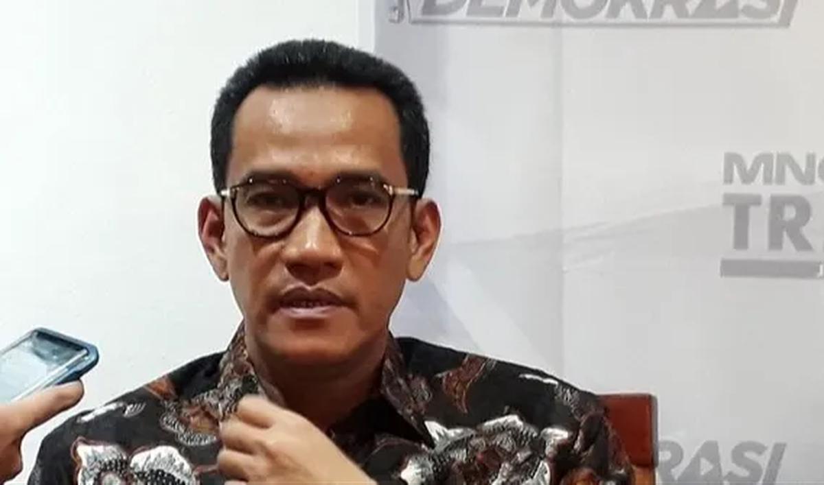 Dalam laporanya, Lisman turut menyeret nama Refly Harun sebagai pemilik akun. Menurut dia, akibat rekaman video yang disebarkan Refly Harun memunculkan kegaduhan