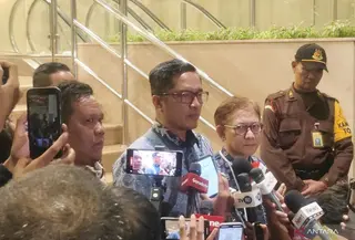 Mantan Jaksa Agung Muda Bidang Tindak Pidana Khusus (Jampidsus) Kejaksaan Agung (Kejagung) Febrie Adriansyah resmi menunjuk eks Juru Bicara Komisi Pemberantasan Korupsi (KPK), Febri Diansyah, sebagai kuasa hukumnya dalam perkara dugaan tindak pidana pencucian uang (TPPU).. (Foto: Antara)